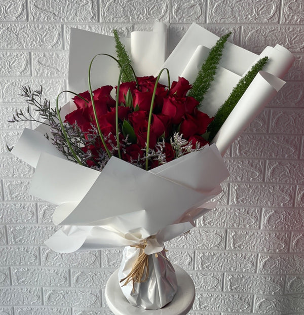 Beautiful-Red-Roses-with-fillers