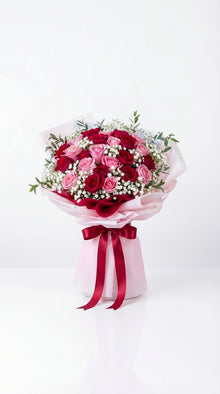 Large bouquet mixing red and pink roses