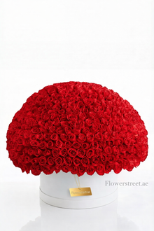 VIP 1000 red roses luxury box arrangement, luxury flowers Dubai