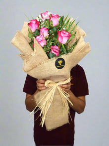 Jute wrapping purple rose bouquet, roses Dubai
