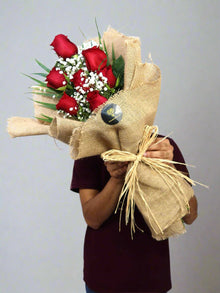 Jute wrapping classic red rose bouquet, roses Dubai
