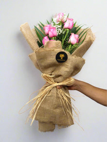Jute wrapping simple pink rose bouquet, roses Dubai