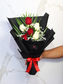 6 red and white rose bouquet, roses Dubai