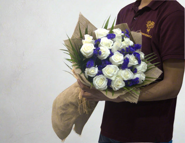 20 White Roses With Purple Statice
