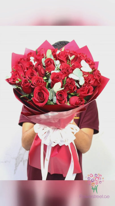 31 Red Rose Round Bouquet video
